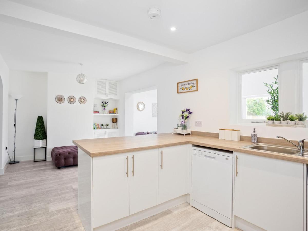 Pass The Keys Spacious And Very Modern Family Home, Central Windsor Eksteriør bilde