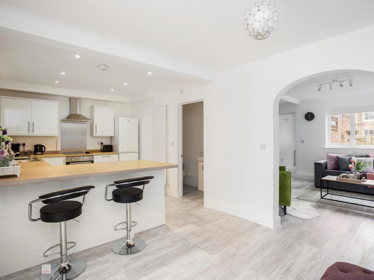 Pass The Keys Spacious And Very Modern Family Home, Central Windsor Eksteriør bilde